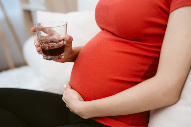 Jak zareagować, gdy kobieta w ciąży sięga po alkohol?