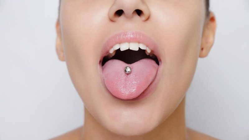 Kolczyk w języku – poradnik pielęgnacyjny i rodzaje