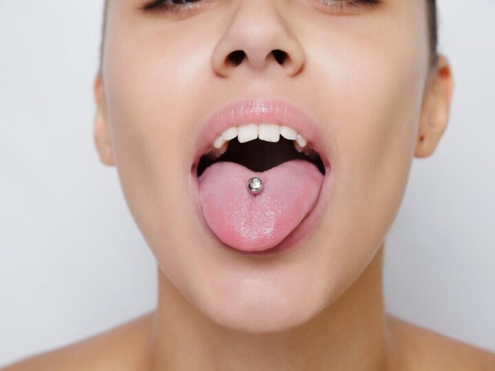 Kolczyk w języku – poradnik pielęgnacyjny i rodzaje