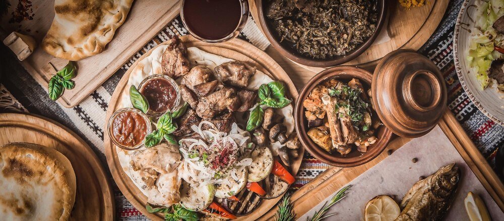 Poradnik kulinarny: Co zjeść w Albanii? Tradycyjne dania i smaki kuchni bałkańskiej